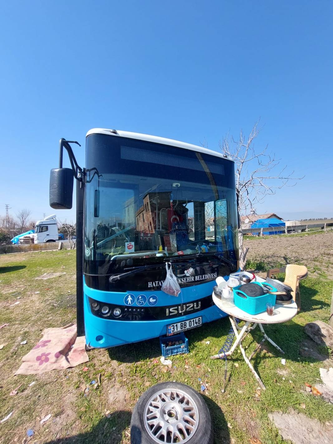 Depremde evleri ağır hasar alınca bu çözümü buldular... Görenlere tebessüm ettirdi 3